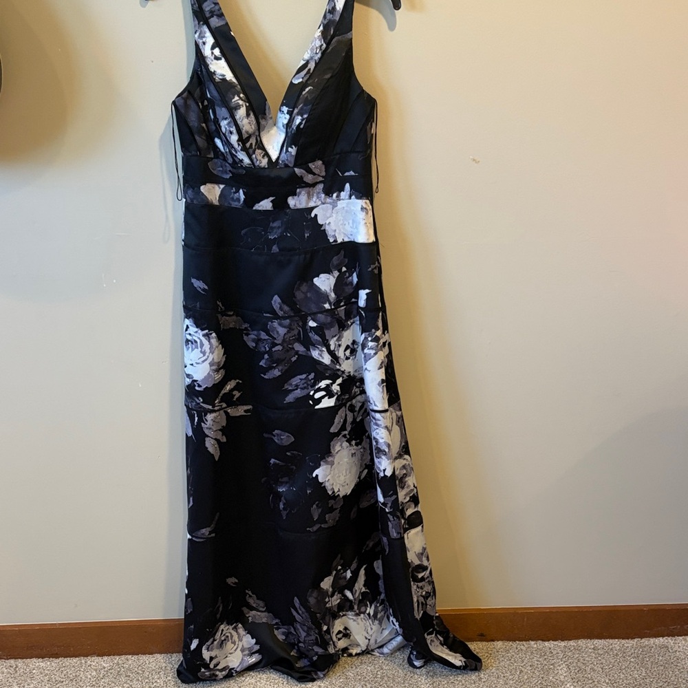 Aidan Mattox Black & White Floral V-Neck Maxi Dress